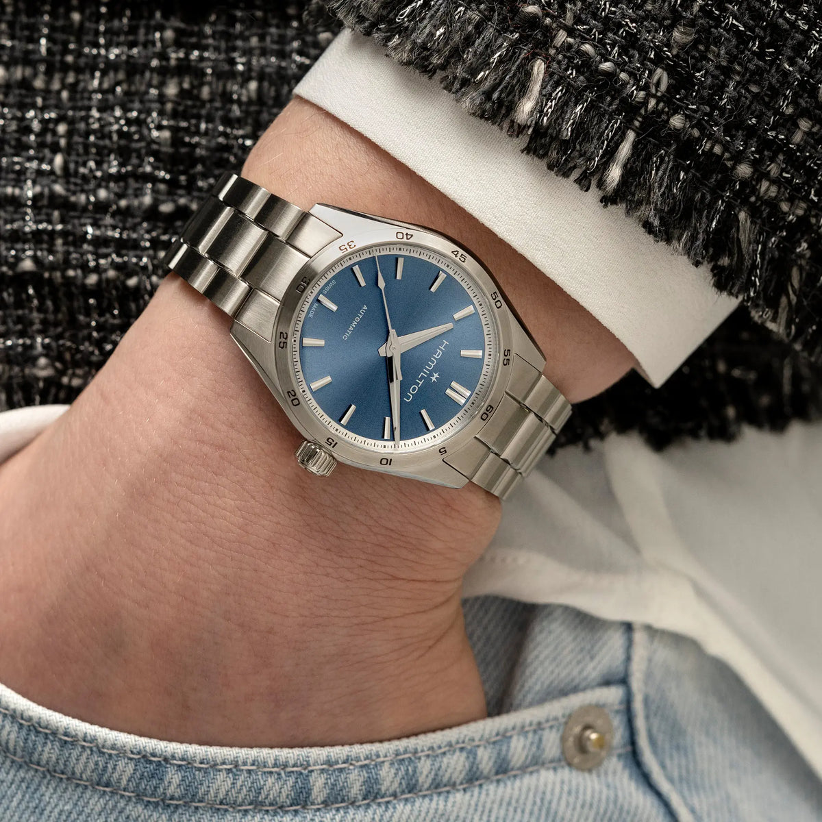Wristshot mit der Hamilton Jazzmaster Performer mit blauem Zifferblatt