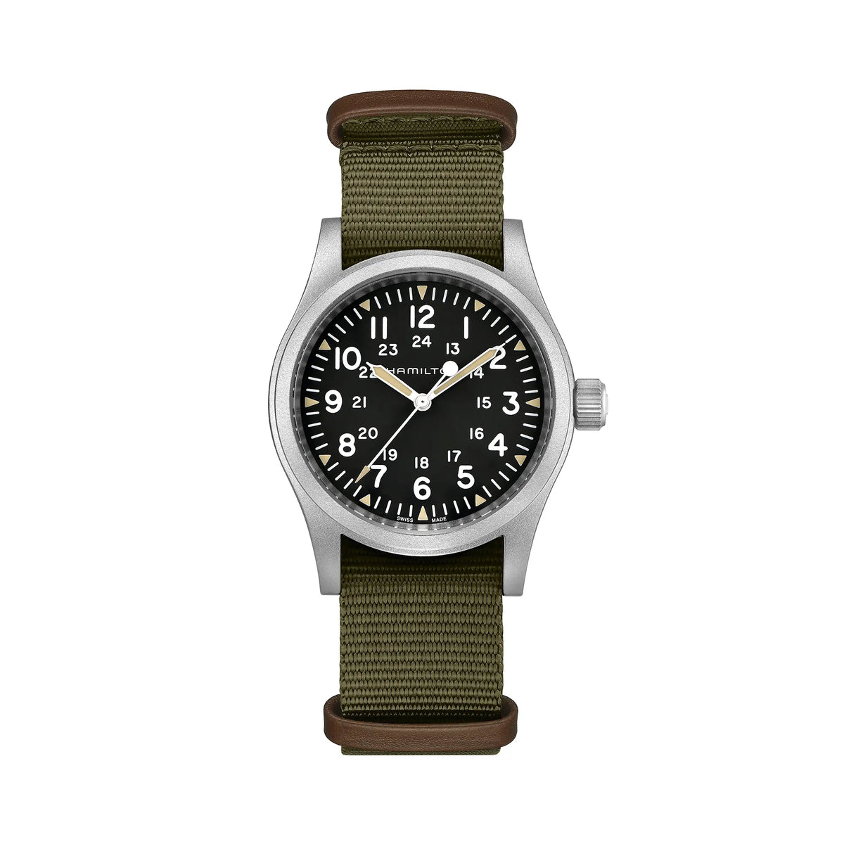 Frontale Ansicht der Hamilton Khaki Field Mechanical H69439931 mit weißem Zifferblatt an einem olivgrünem Nato-Textil-Armband