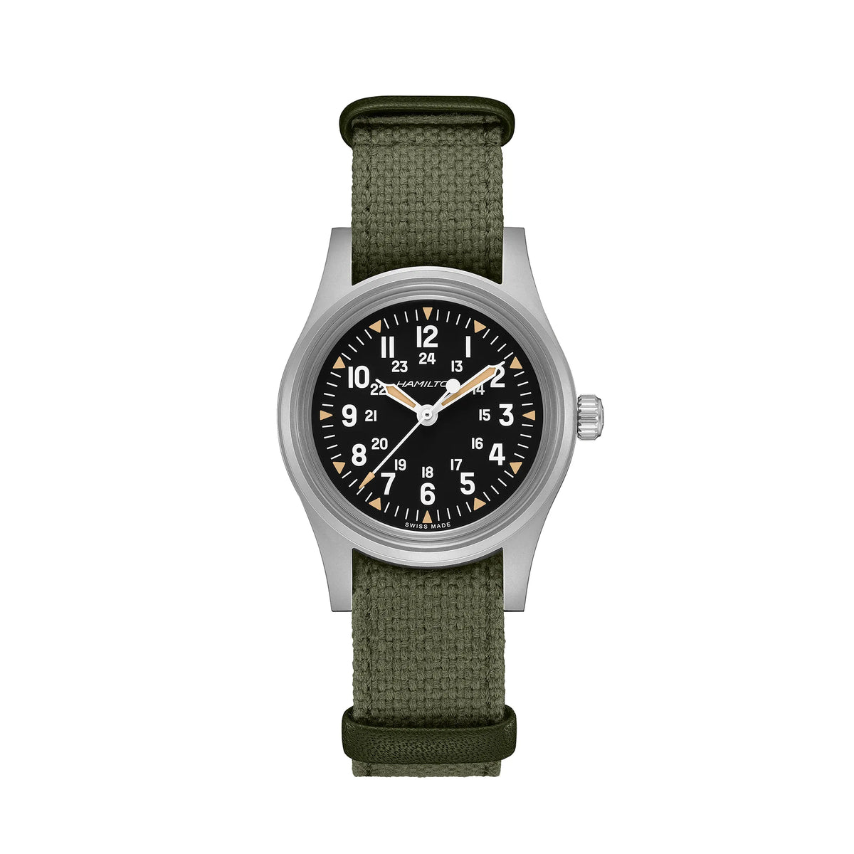 Frontale Ansicht der Hamilton Khaki Field Mechanical H69399930 mit schwarzem Zifferblatt im Vintage-Charakter mit Indizes in weiß und beige an einem khaki-farbenem Nato-Band