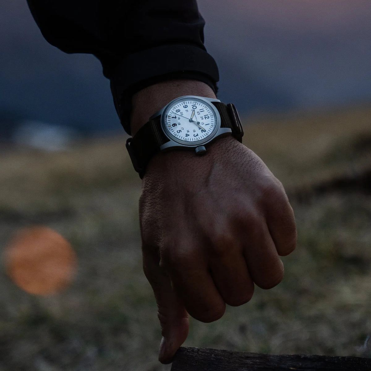 Wristshot mit der Hamilton Khaki Field Mechanical H69439411 mit weißem Zifferblatt am olivgrünen Nato-Armband