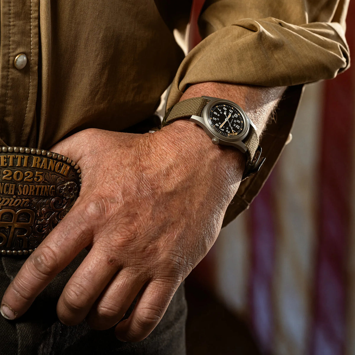 Mann trägt die Hamilton Khaki Field Mechanical an seinem Handgelenk