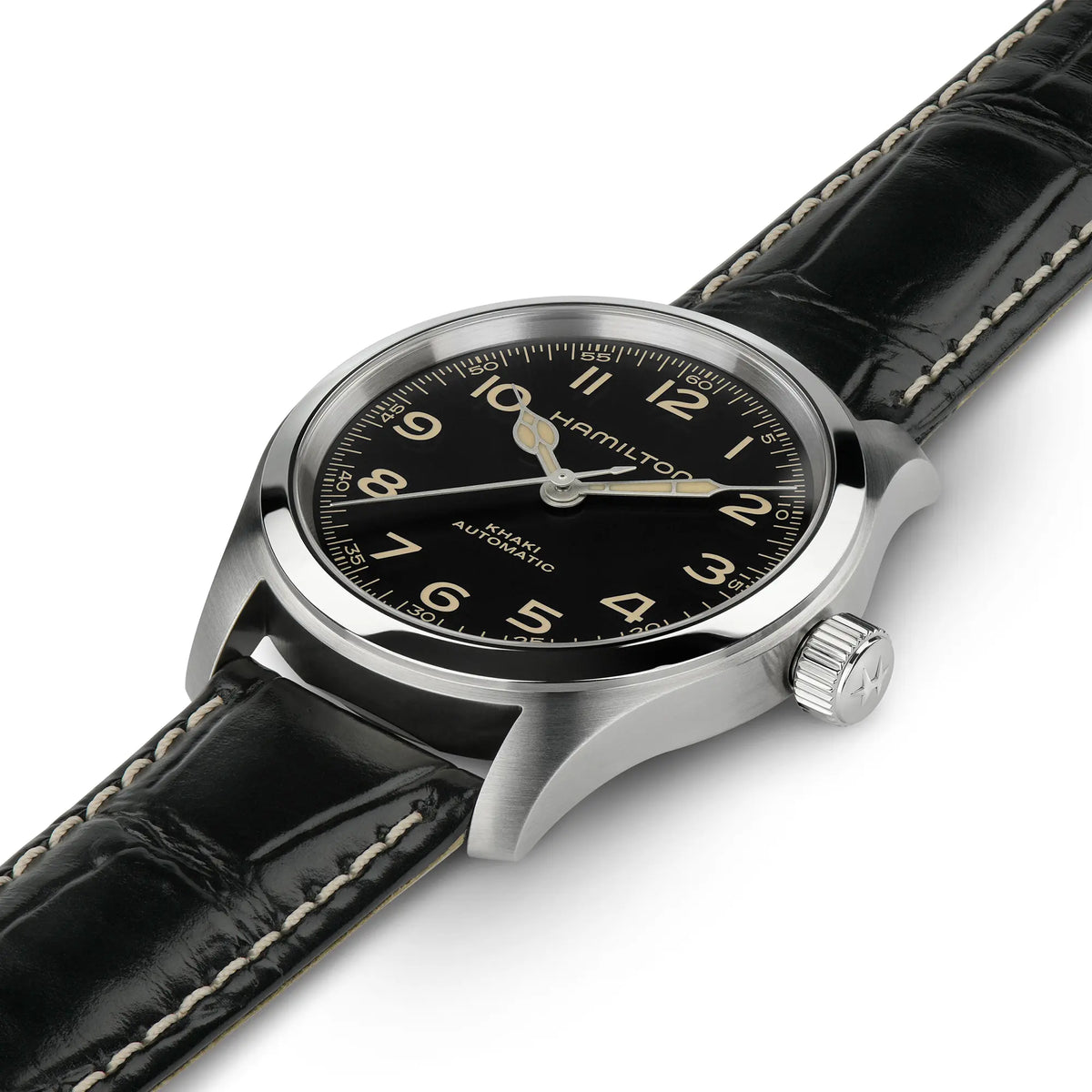 Leicht schräge Ansicht der Hamilton Khaki Murph mit 42mm-Edelstahl-Gehäuse im Bundle-Set mit schwarzem Lederband und zusätzlichem Edelstahl-Armband