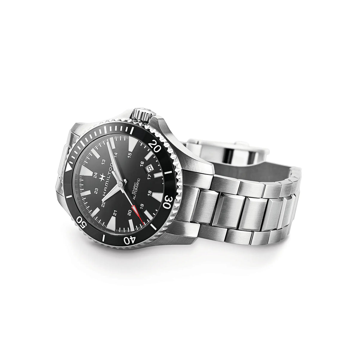 Hamilton Taucheruhr Khaki Navy Scuba Auto H82335131 im 40mm-Edelstahlgehäuse mit schwarzem Zifferblatt und Lünette am Edelstahl-Armband liegt seitlich auf dem Uhrengehäuse