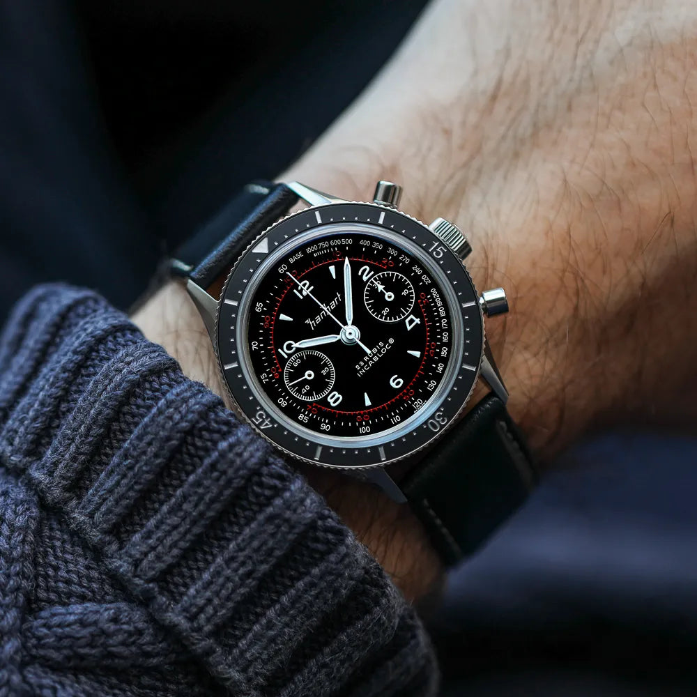 Wristshot mit dem Hanhart 415 ES Pure Chronographen in Edelstahl mit weißen und roten Details am Lederband
