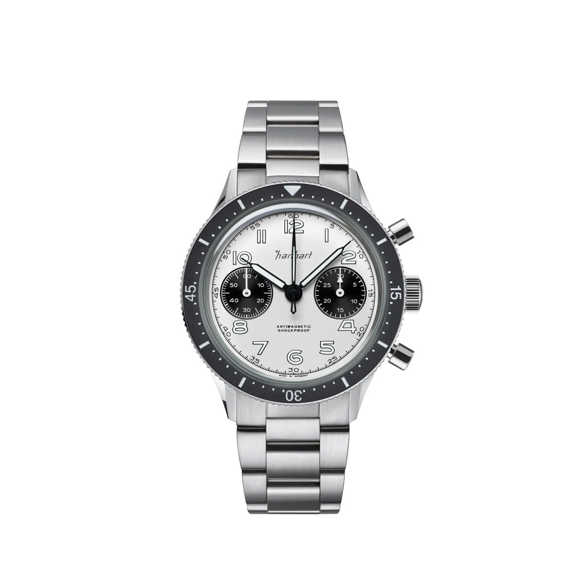 Frontale Ansicht des Hanhart 415 ES Chronographs mit dem Panda-Zifferblatt in Weiß mit schwarzen Sub-Dials am Edelstahlarmband
