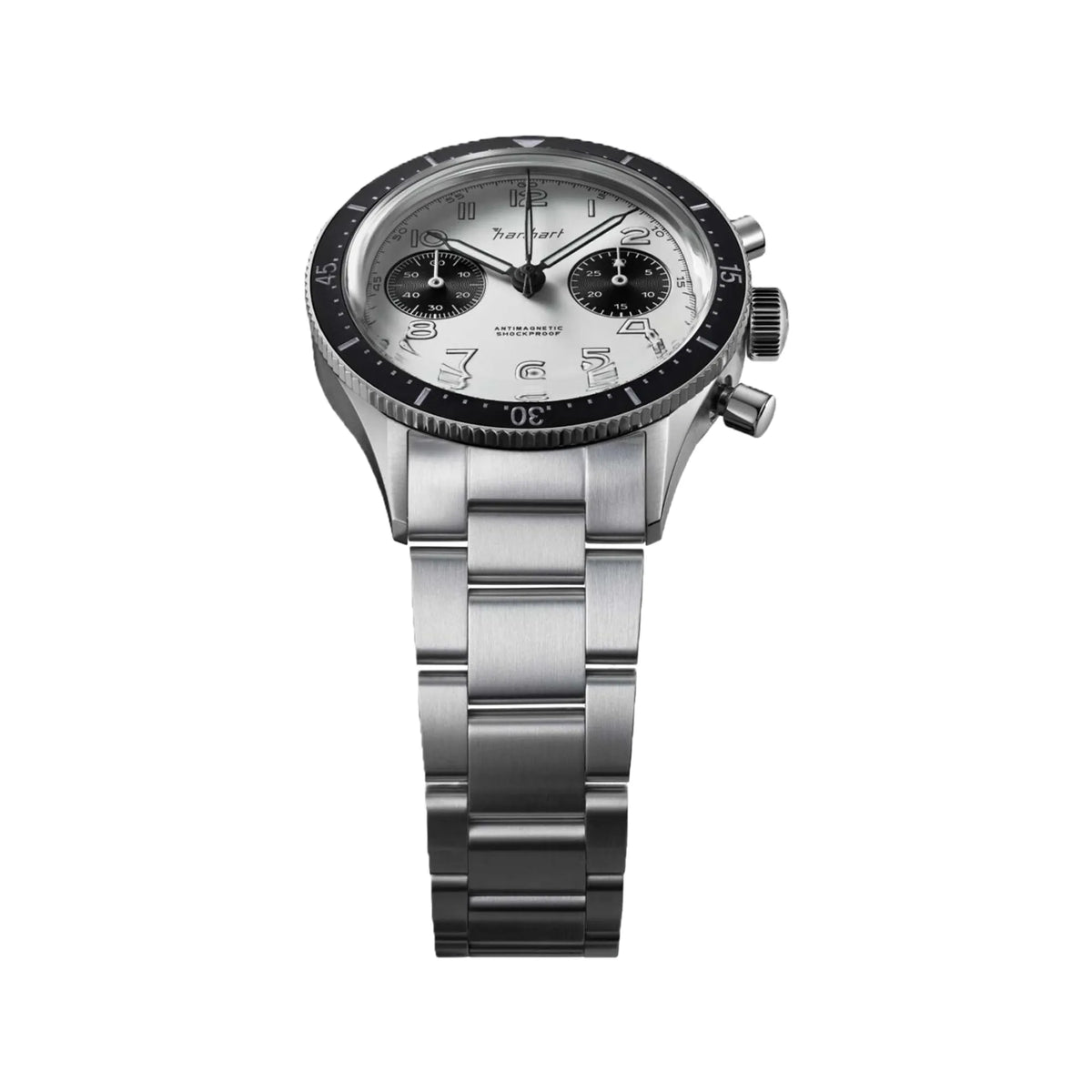 Blick auf das Edelstahlarmband und den Uhrenkopf der Hanhart 415 ES Chronographs mit dem Panda-Zifferblatt in Weiß mit schwarzen Sub-Dials am Edelstahlarmband