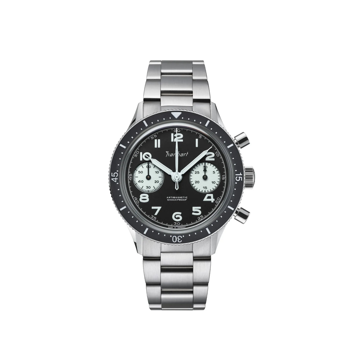 Frontale Ansicht der Hanhart 415 ES Chronographs mit dem Reverse-Panda-Zifferblatt in Schwarz mit weißen Sub-Dials am Edelstahlarmband