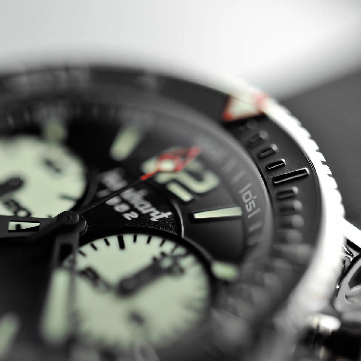 Detailaufnahme der Lünette einer Hanhart Primus Diver Dark, mit entsprechenden Indizes zum Zählen von Minuten