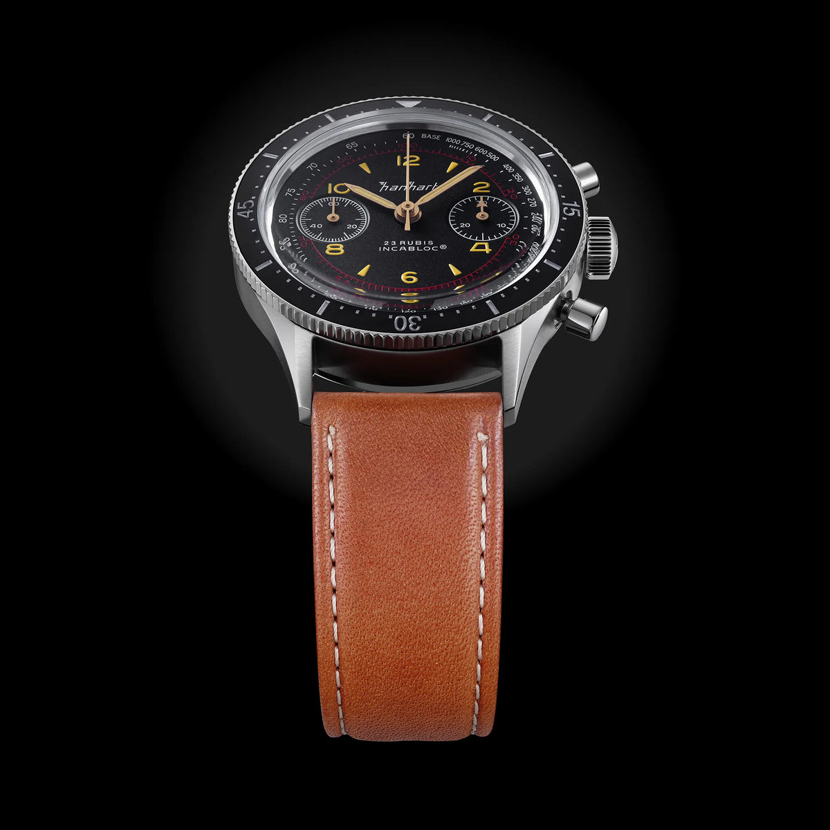 Produktfotografie des klassischen Hanhart Chronographs "415 ES" an einem braunen Lederband