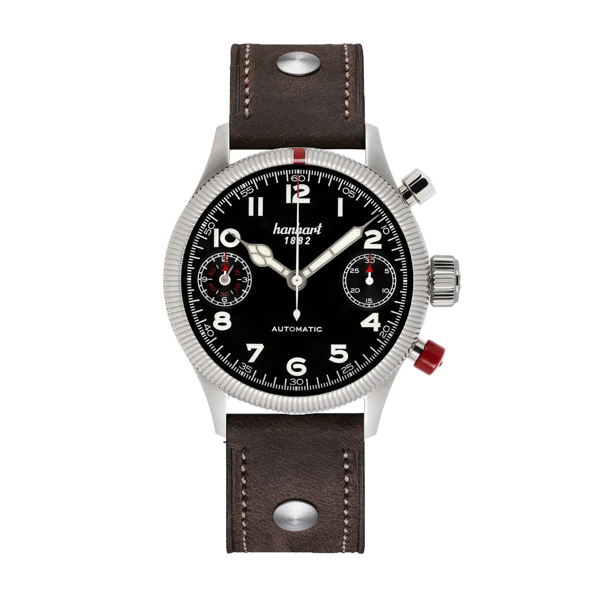 Frontale Ansicht der TwinDicator Armbanduhr von Hanhart aus der Pioneer-Kollektion mit einem schwarzen Zifferblatt, Edelstahl-Gehäuse und einem braunen Lederarmband