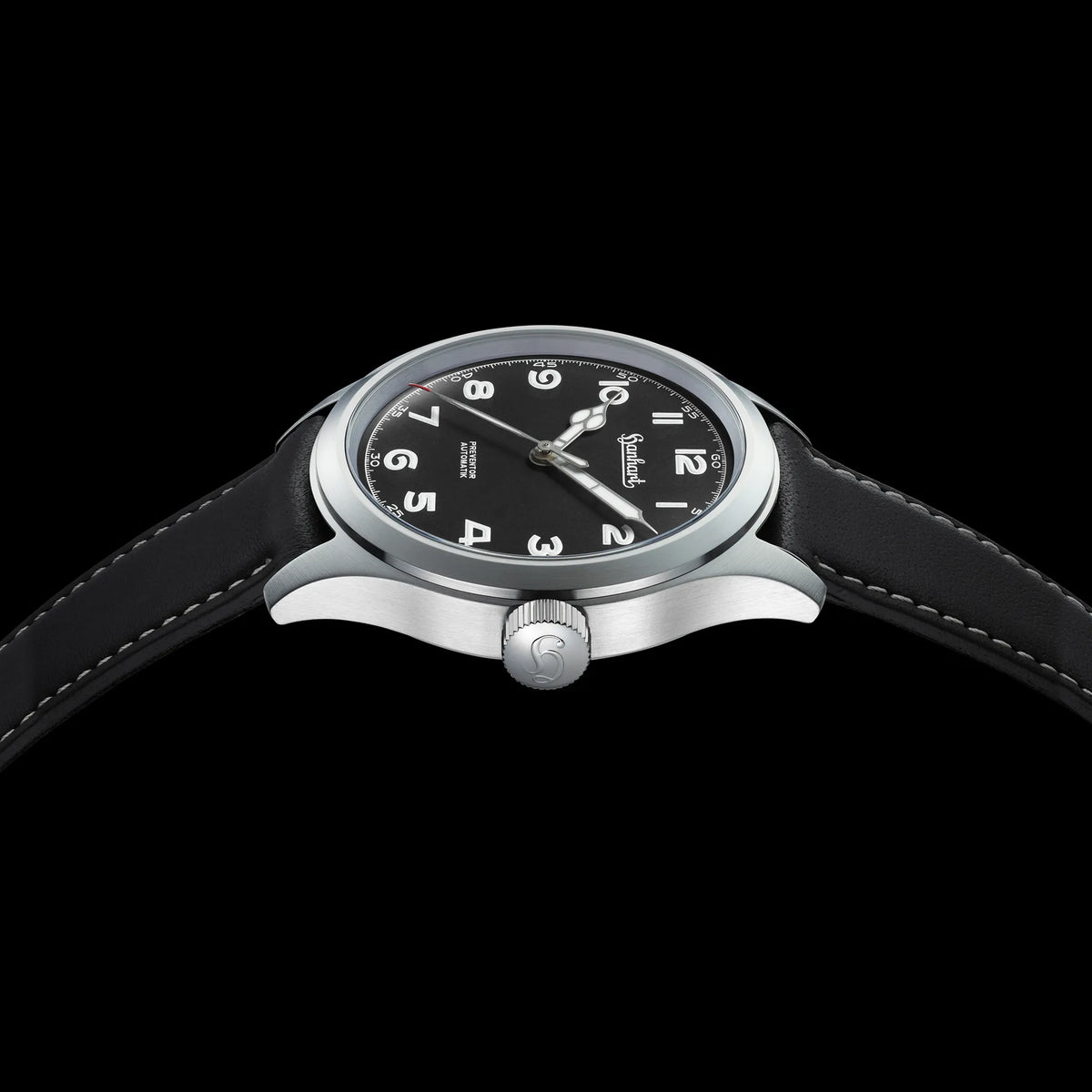 Seitliche Ansicht der Hanhart Preventor HD12 Dreizeiger-Uhr mit schwarzem Zifferblatt vor schwarzem Hintergrund