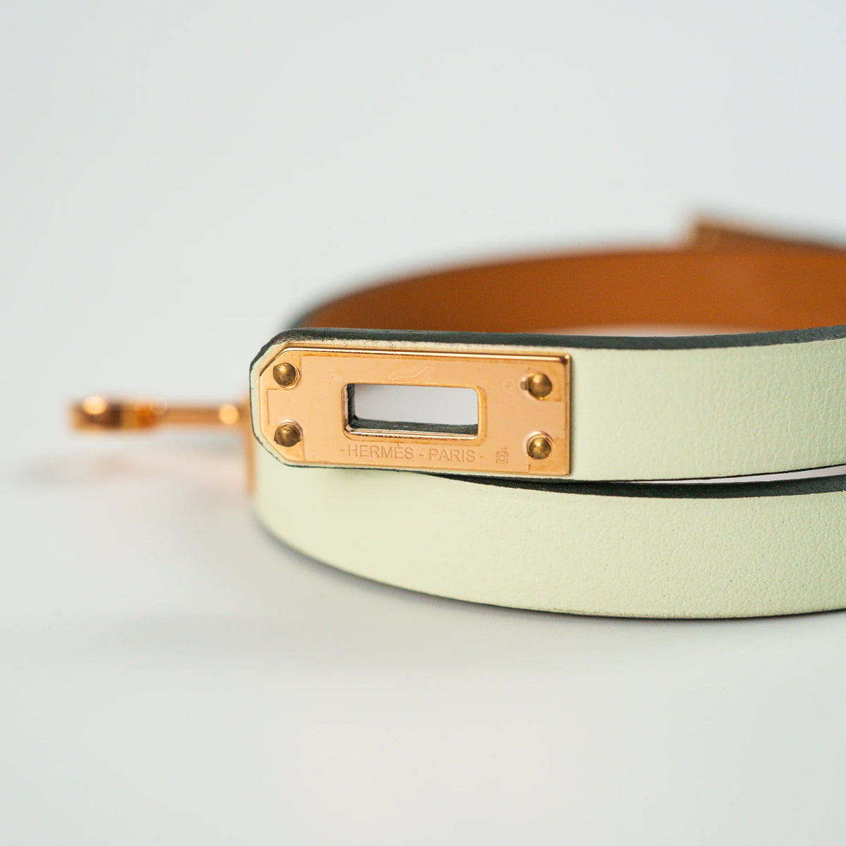 Detailaufnahme des Verschluss-Mechanismus in Rosegold des Türkises Leder-Armband "Mini Kelly Double Tour" von Hermès