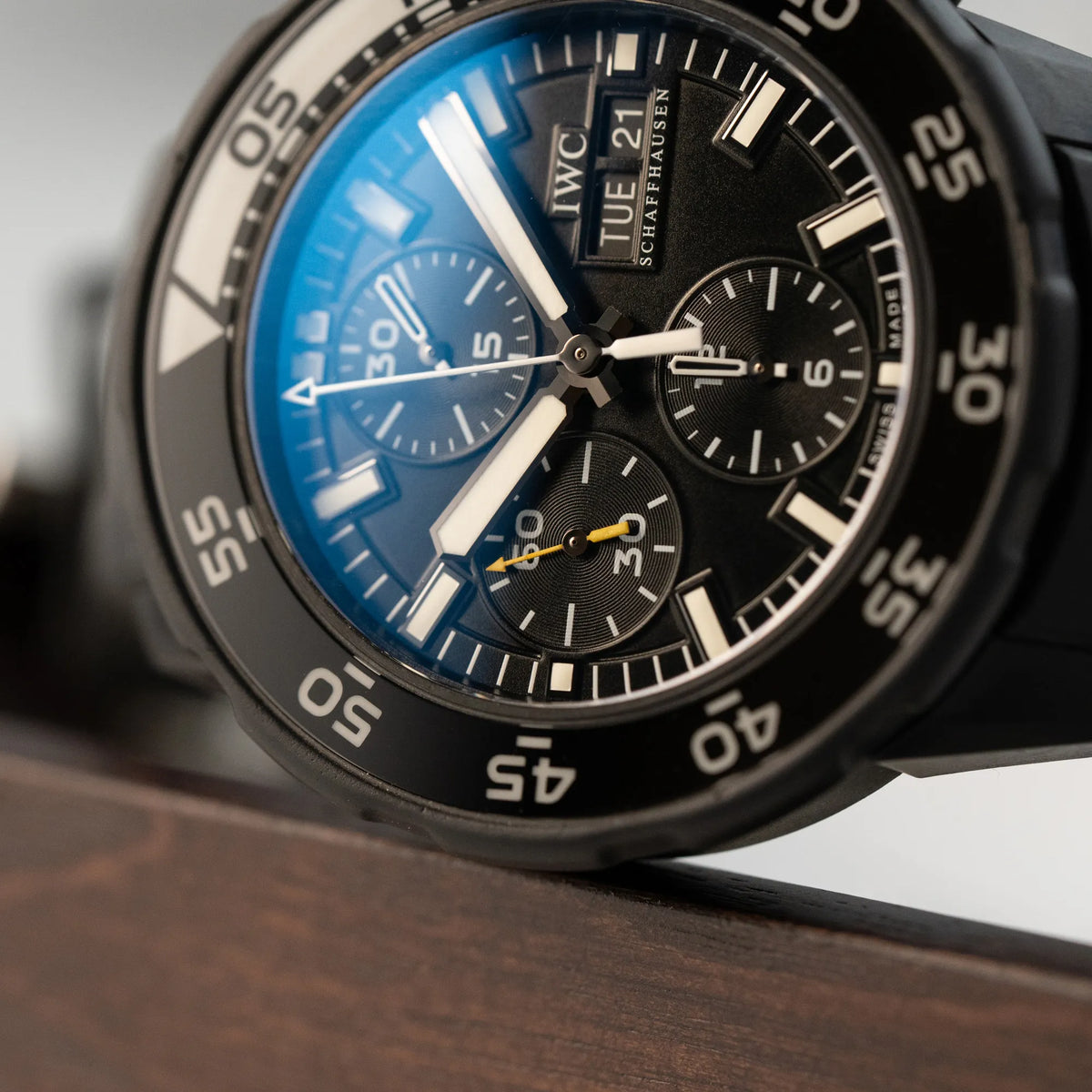 Detailaufname des Zifferblatts der IWC Aquatimer Galapagos Armbanduhr in Schwarz am Kautschukband mit Chronograph-Funktion