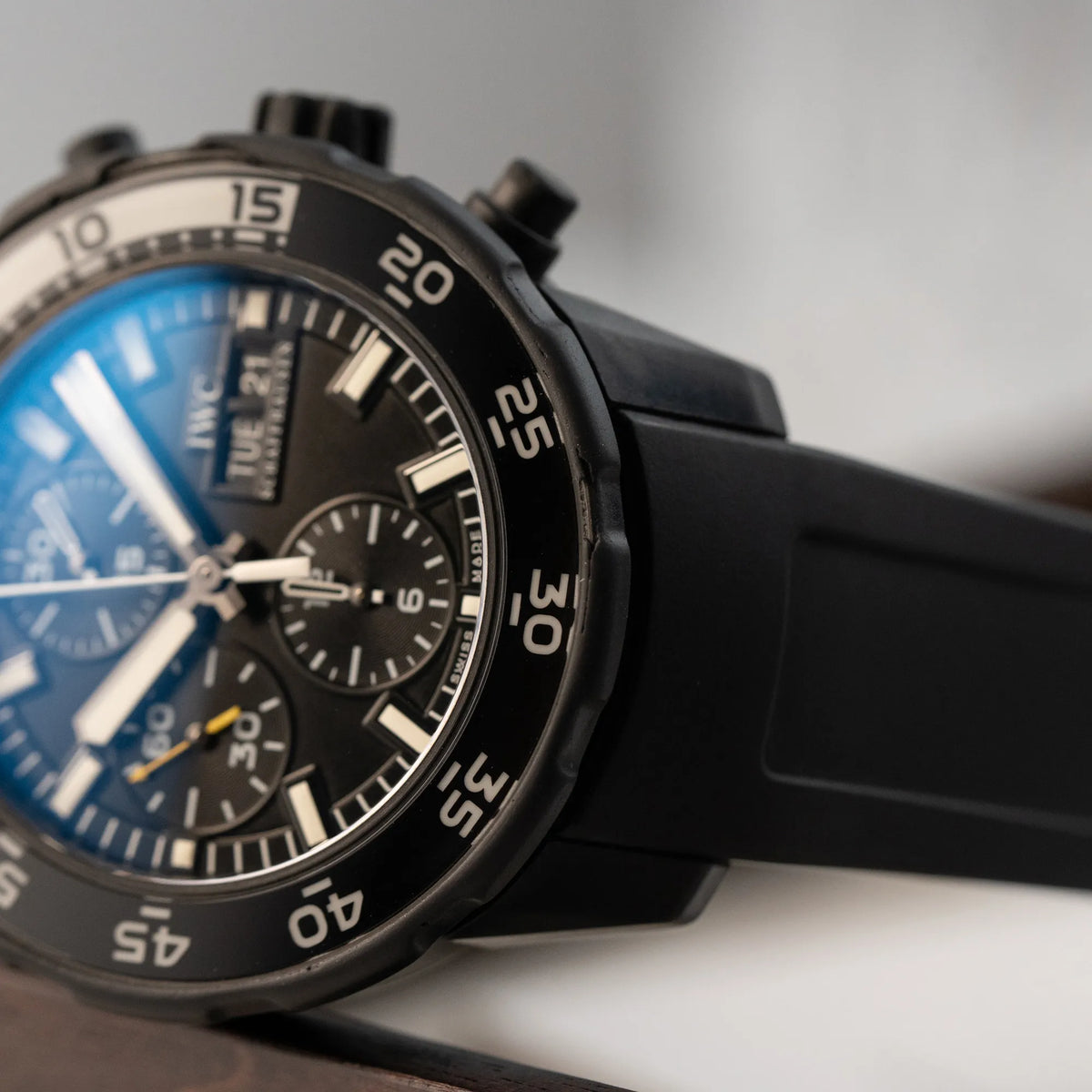 Detailaufnahme der IWC Aquatimer Galapagos Armbanduhr in Schwarz am Kautschukband mit Chronograph-Funktion mit Fokus auf den unteren Bandanstoß