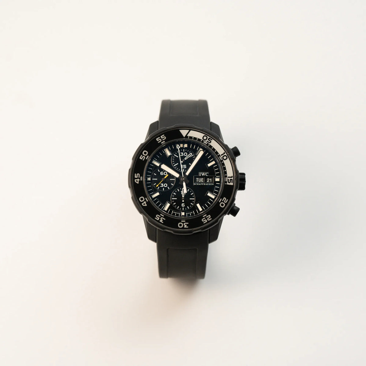 Frontale Ansicht der IWC Aquatimer Galapagos Armbanduhr in Schwarz am Kautschukband mit Chronograph-Funktion