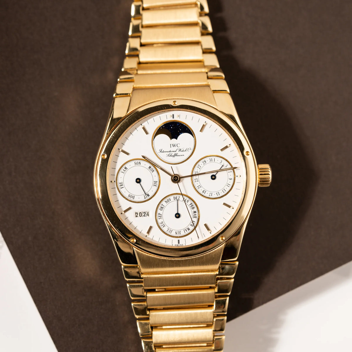 Titelbild zu der IWC Ingenieur Perpetual Calendar in Gelbgold mit weißem Zifferblatt und zughörigem Gelbgold-Armband