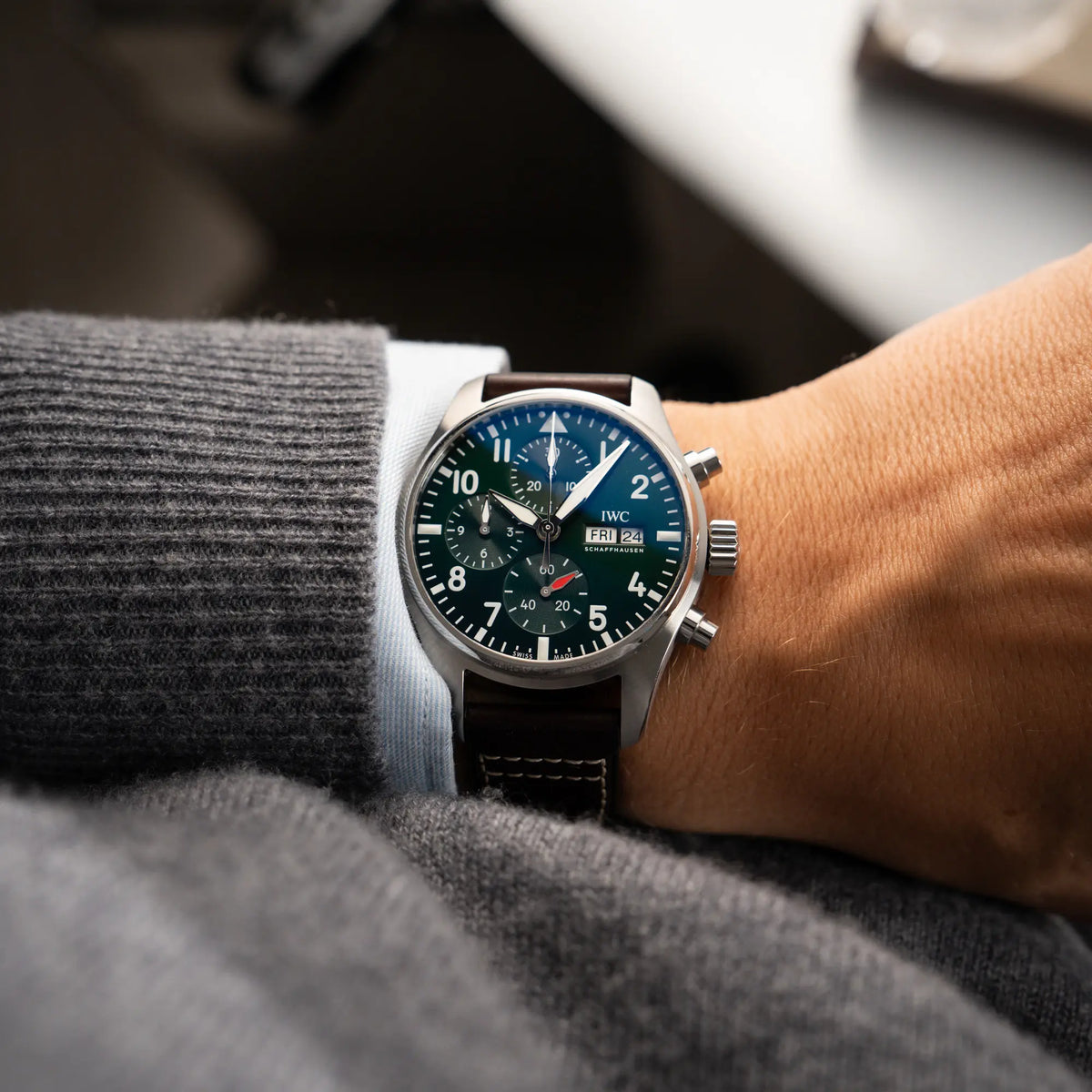 Mann trägt den IWC Pilot 41 Chronograph IW388103 mit grünem Zifferblatt an einem braunen Lederband