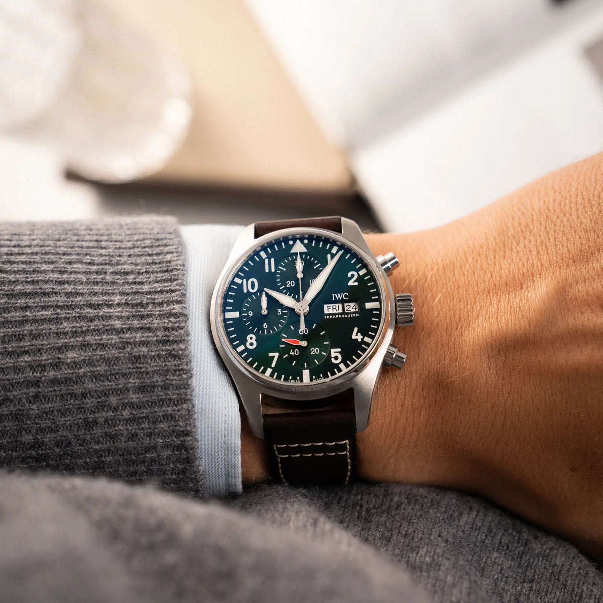 Wristshot mit dem IWC Pilot 41 Chronograph IW388103 mit grünem Zifferblatt an einem braunen Lederband