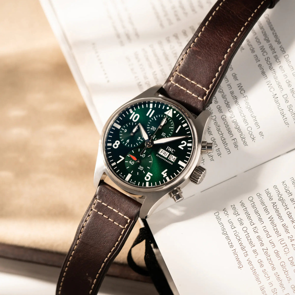 Produktfoto des IWC Pilot 41 Chronographs IW388103 mit grünem Zifferblatt an einem braunen Lederband