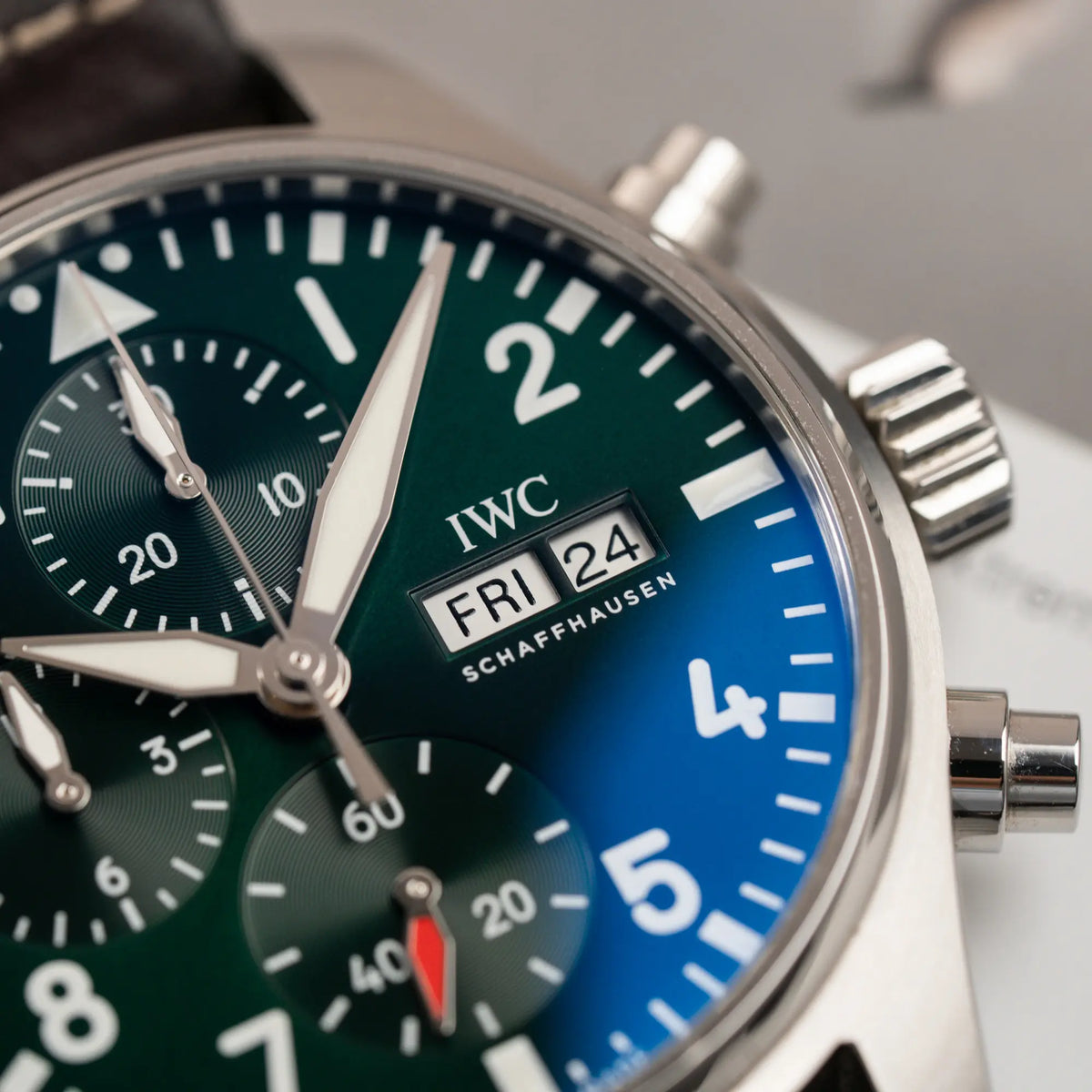 Detailaufnahme r Tages- und Datumsanzeige des IWC Pilot 41 Chronograph sIW388103 mit grünem Zifferblatt an einem braunen Lederband