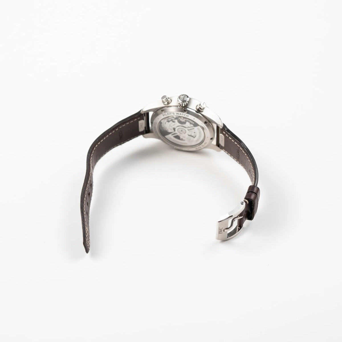 Geöffnete Dornschliesse von dem IWC Pilot 41 Chronograph IW388103 mit grünem Zifferblatt an einem braunen Lederband