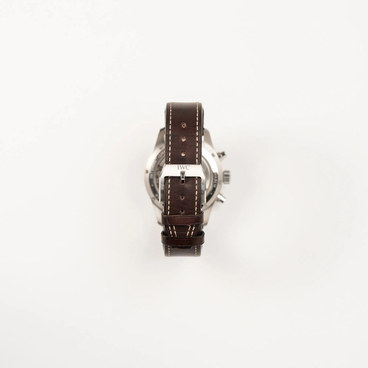 Blick auf das originale braune IWC-Lederband mit Dornschliesse von dem IWC Pilot 41 Chronograph IW388103 mit grünem Zifferblatt an einem braunen Lederband
