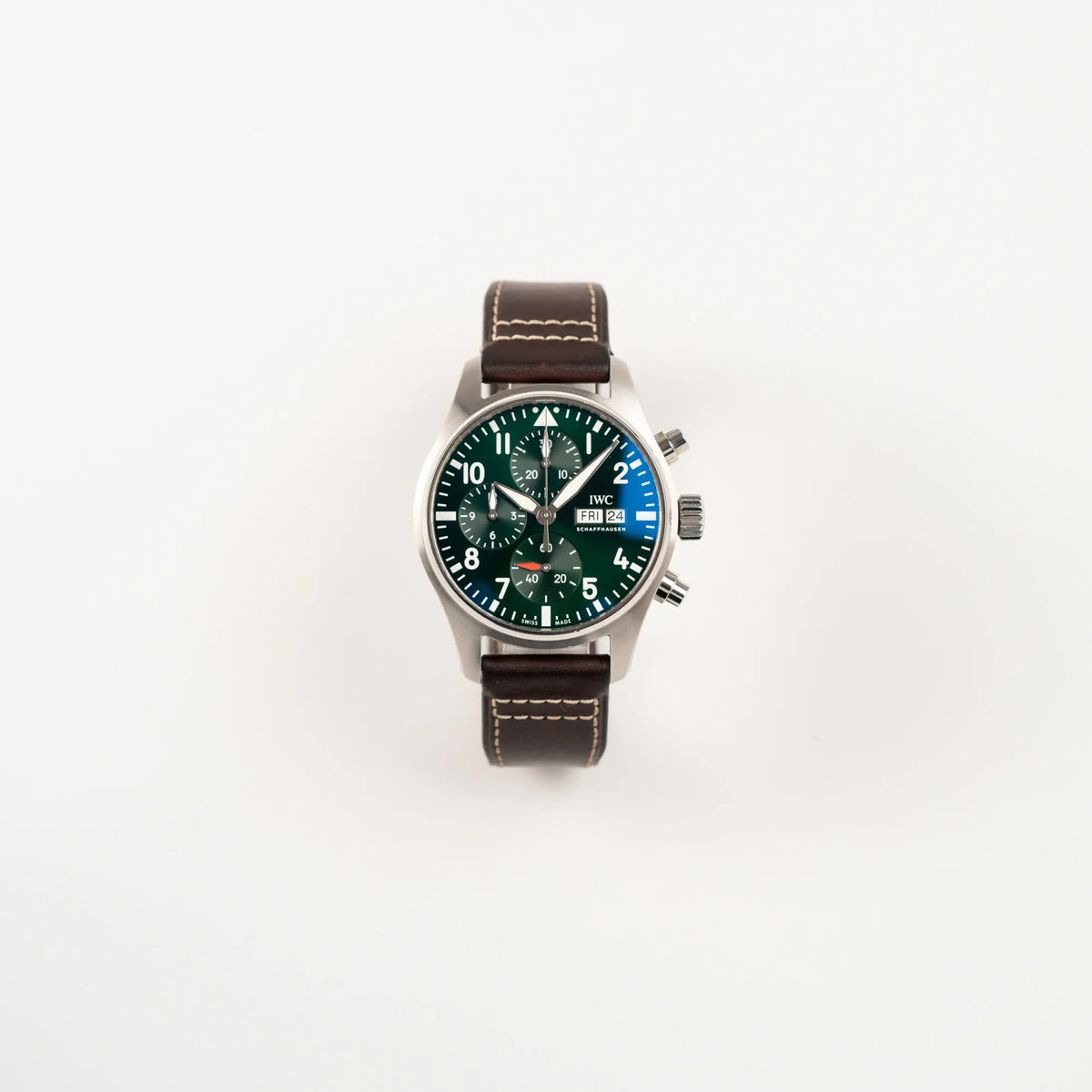 Frontale Ansicht des IWC Pilot 41 Chronographs IW388103 mit grünem Zifferblatt an einem braunen Lederband