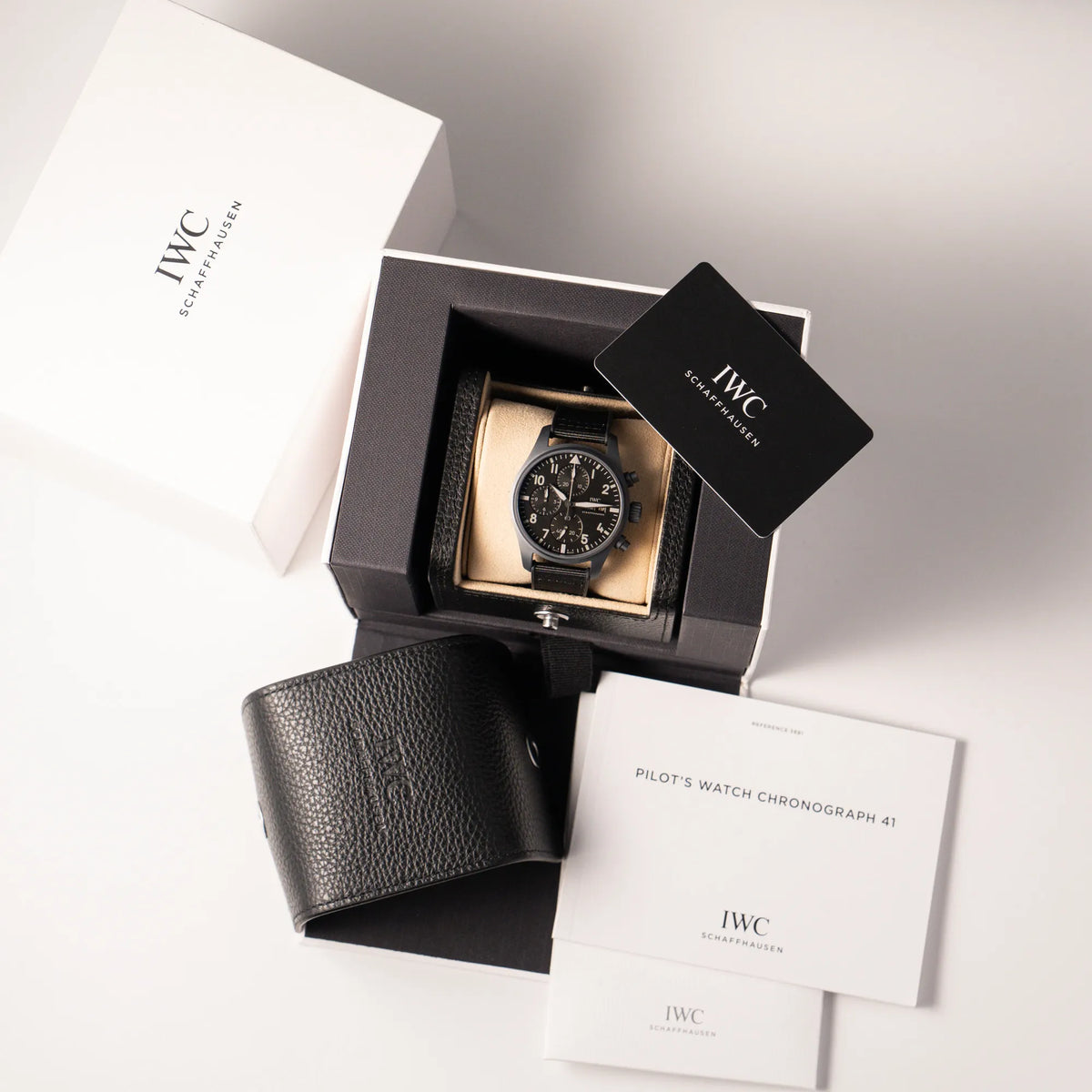 des IWC Pilot 41 "Top Gun" Chronographs mit schwarzem Ceratanium-Gehäuse aus Keramik und Titan zusammen mit dem gesamten Lieferumfang bestehend aus Box, Garantiekarte und Booklets