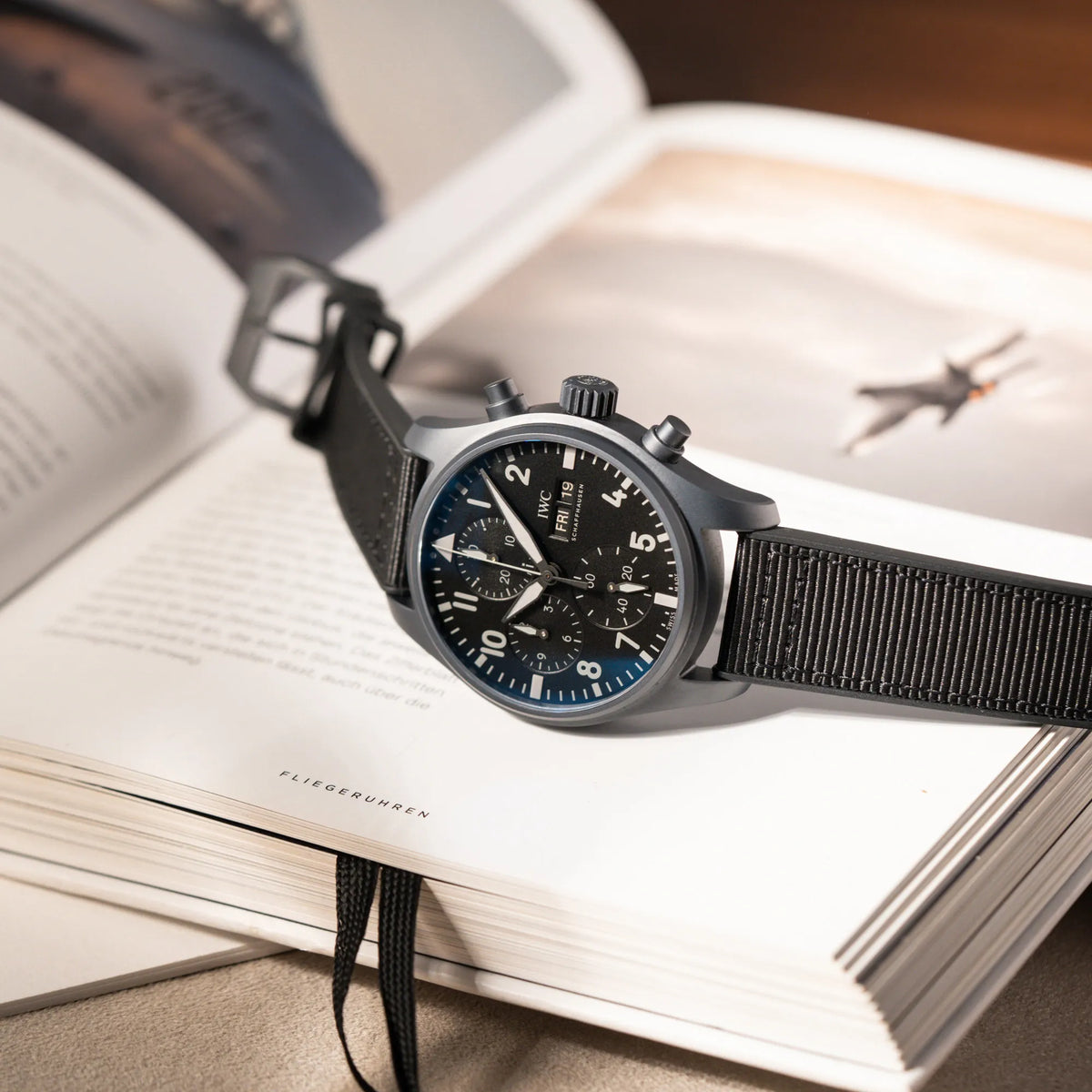 Produktfotografie des IWC Pilot 41 "Top Gun" Chronographs mit schwarzem Ceratanium-Gehäuse aus Keramik und Titan