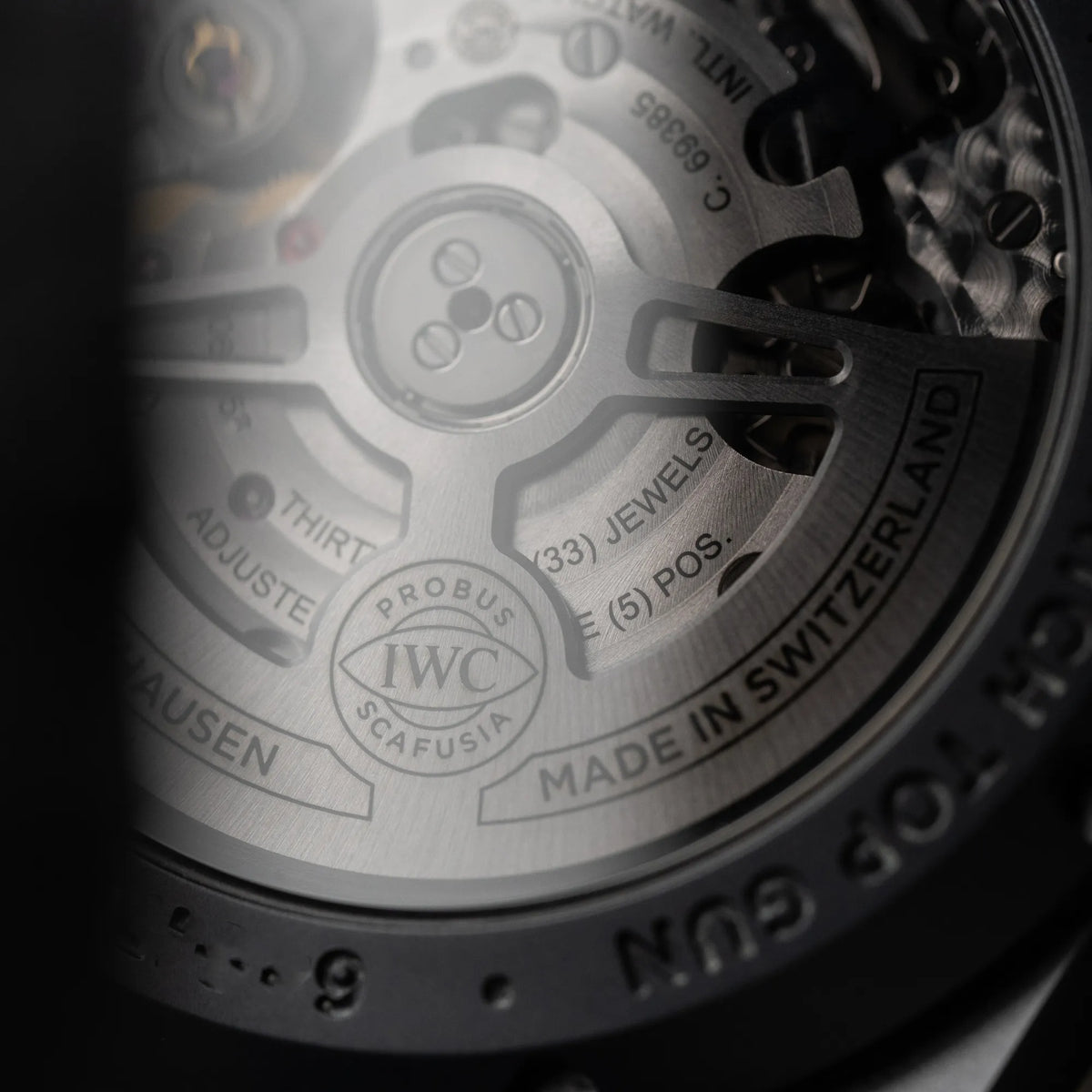 Makroaufnahem des Gehäusebodens mit Sichtglas des des IWC Pilot 41 "Top Gun" Chronographs mit schwarzem Ceratanium-Gehäuse