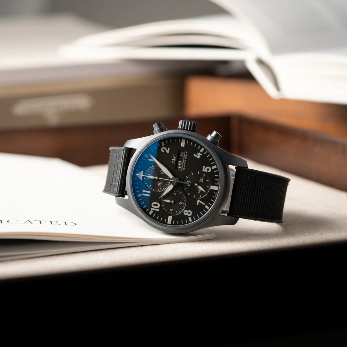 Produktfotografie des des IWC Pilot 41 "Top Gun" Chronographs mit schwarzem Ceratanium-Gehäuse