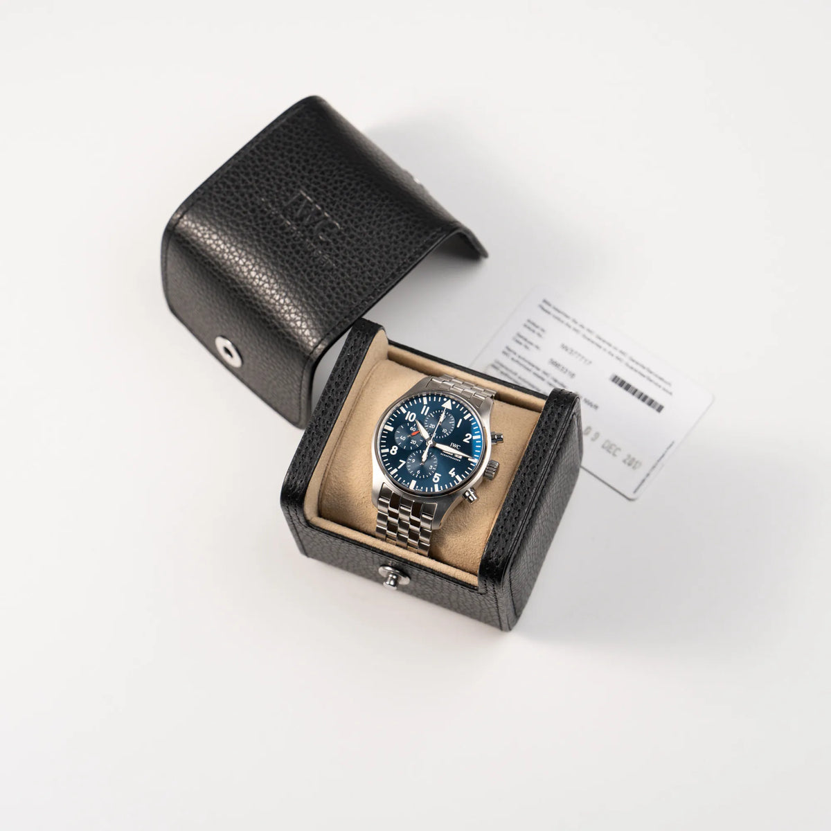 Lieferumfang zu dem IWC Pilot Chronograph "Le Petit Prince" IW377717 mit 43 mm Gehäuse und blauem Zifferblatt am Edelstahl-Armband, bestehend aus Box und Garantiekarte