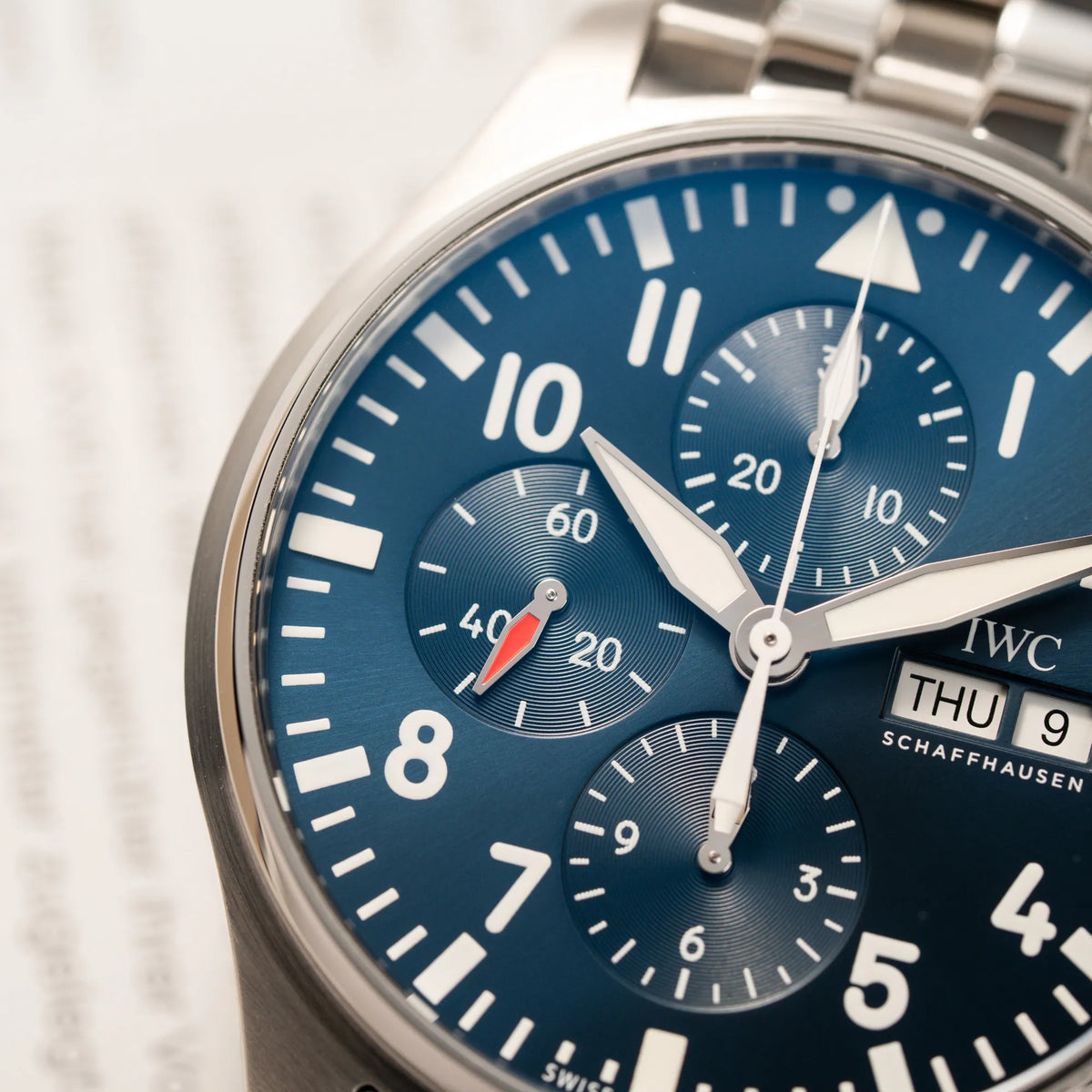 Detailaufnahme des IWC Pilot Chronographs "Le Petit Prince" IW377717 mit 43 mm Gehäuse und blauem Zifferblatt zeigt die Sub-Dials und den Zeigersatz