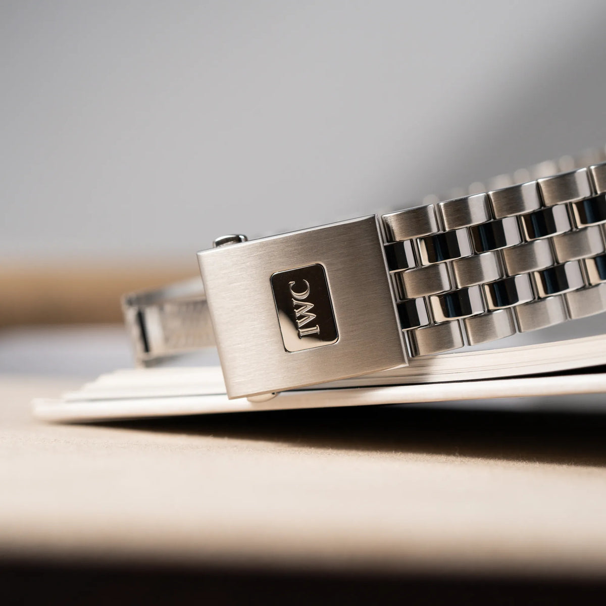 Nahaufnahme der Aussenseite der Schlisse mit IWC-Logo von dem IWC Pilot Chronograph "Le Petit Prince" IW377717 mit 43 mm Gehäuse und blauem Zifferblatt am Edelstahl-Armband