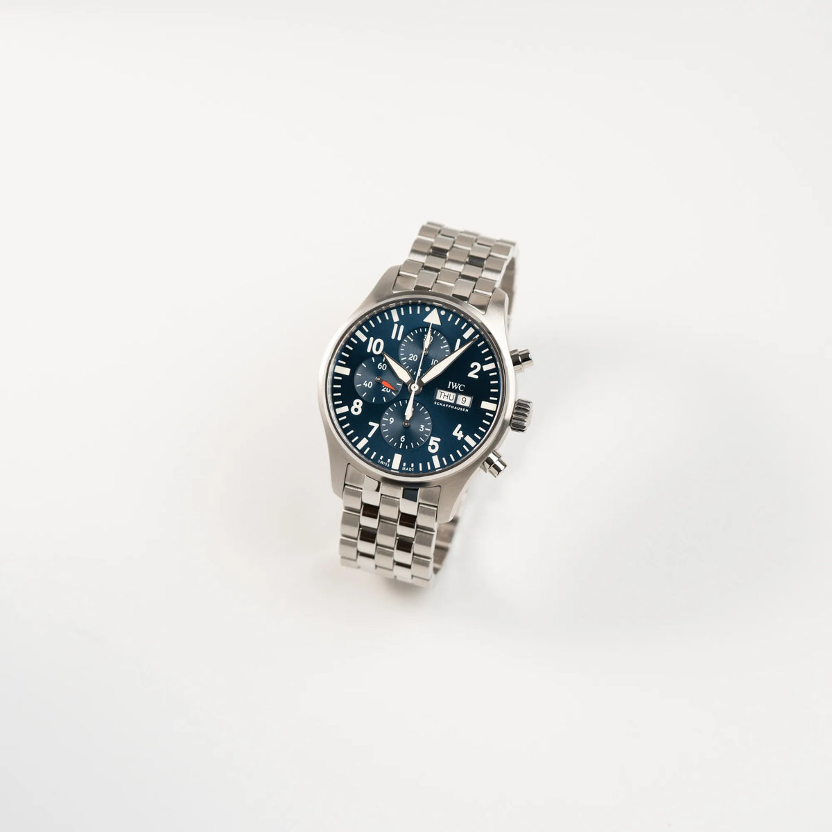 Leicht seitlcihe Ansicht des IWC Pilot Chronograph "Le Petit Prince" IW377717 mit 43 mm Gehäuse und blauem Zifferblatt am Edelstahl-Armband
