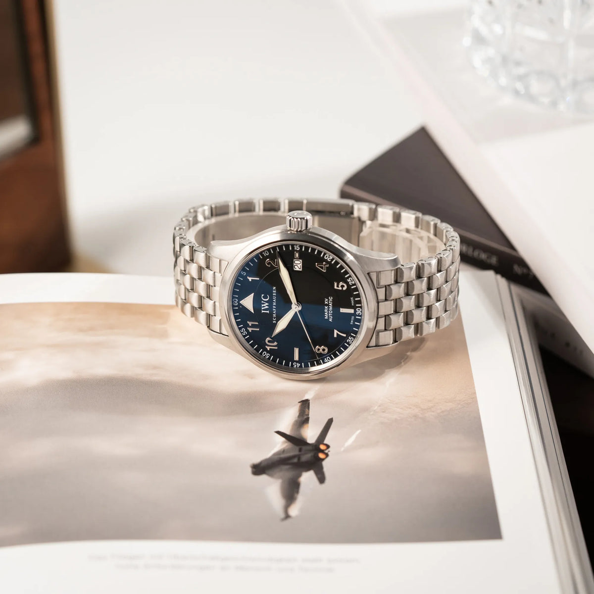 Produktfotografie der IWC Pilot Fliegeruhr Mark 15 der Referenz IW325312 aus 2005 mit dem schwarzen Zifferblatt an dem passenden, originalen 5-gliedrigen Stahlband