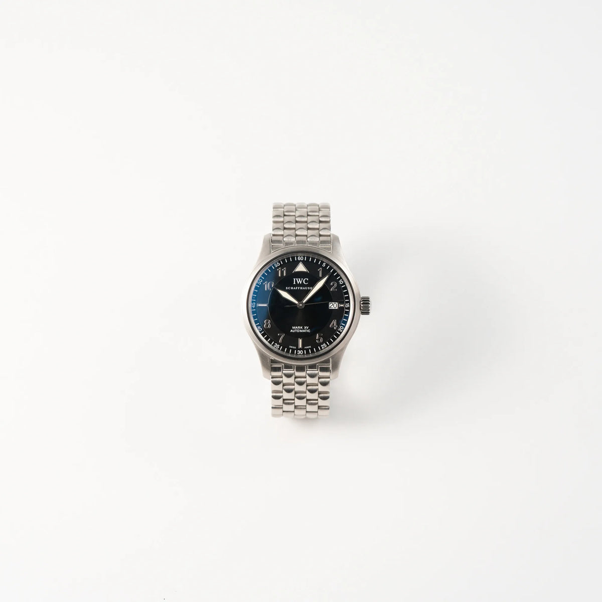 Frontale Ansicht der IWC Pilot Fliegeruhr Mark 15 der Referenz IW325312 aus 2005 mit dem schwarzen Zifferblatt an dem passenden, originalen 5-gliedrigen Stahlband