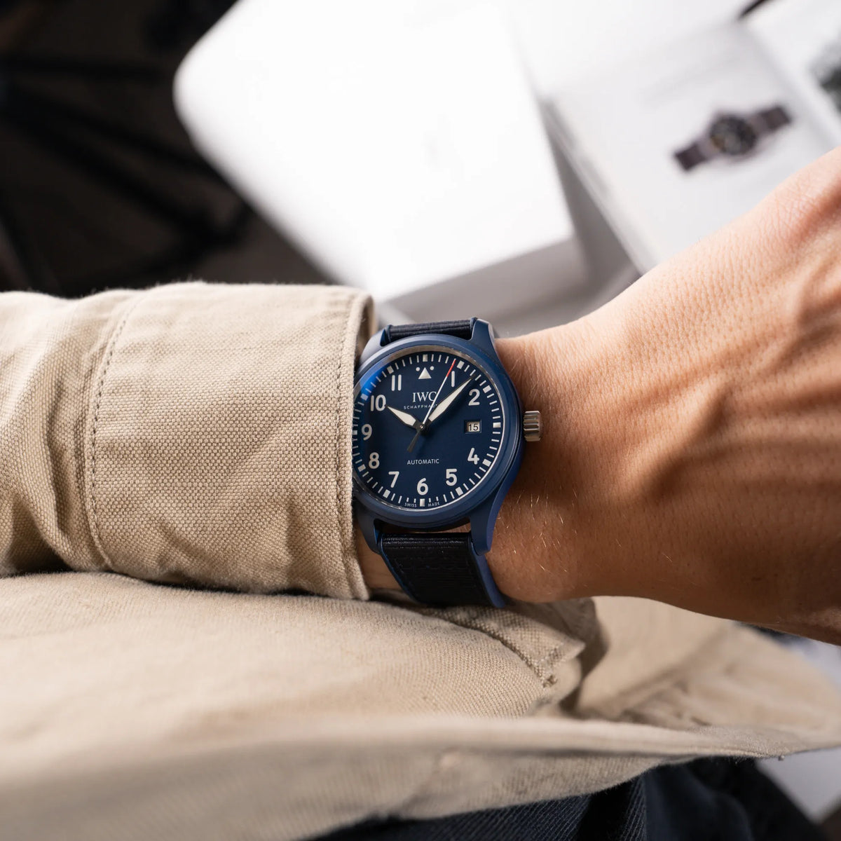 Mann trägt die limitierte IWC Pilot's Watch IW328101 "Laureus Sport for Good" mit blauem Keramik-Gehäuse an seinem Handgelenk