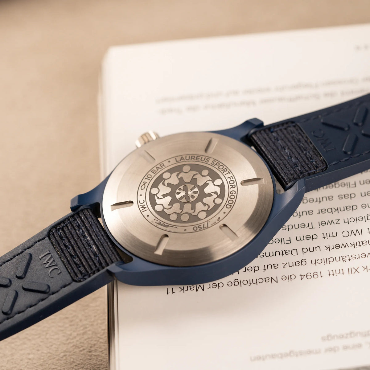Gehäuseboden der limitierten IWC Pilot's Watch IW328101 "Laureus Sport for Good" mit blauem Keramik-Gehäuse zeigt das Logo der Laureus Sportstiftung