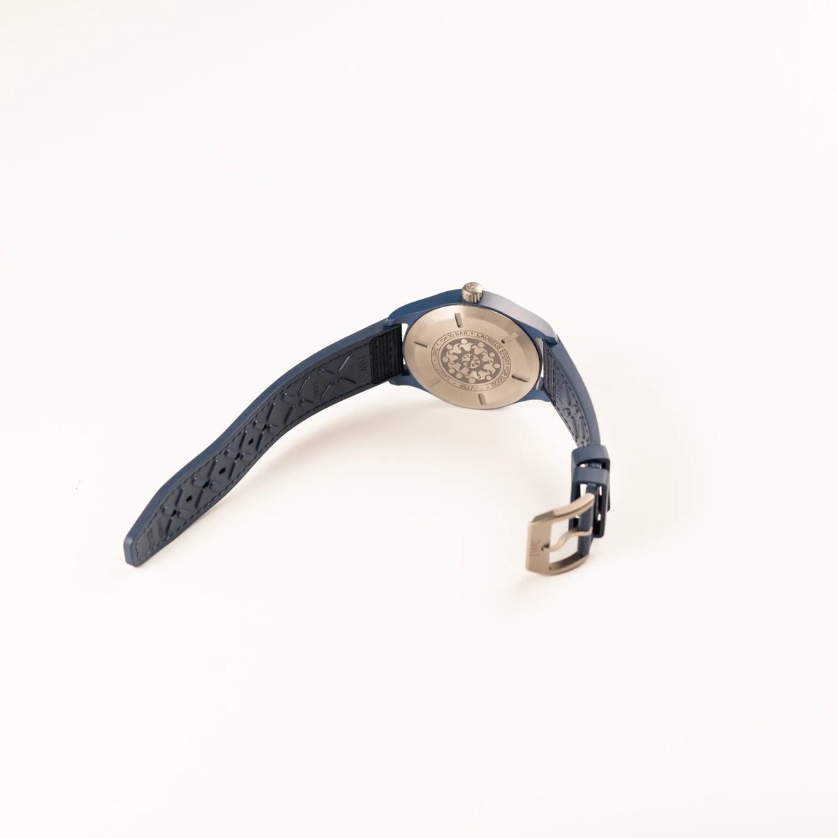 Geöffnete Dornschliesse am Kautschukarmband der limitierten IWC Pilot's Watch IW328101 "Laureus Sport for Good" mit blauem Keramik-Gehäuse