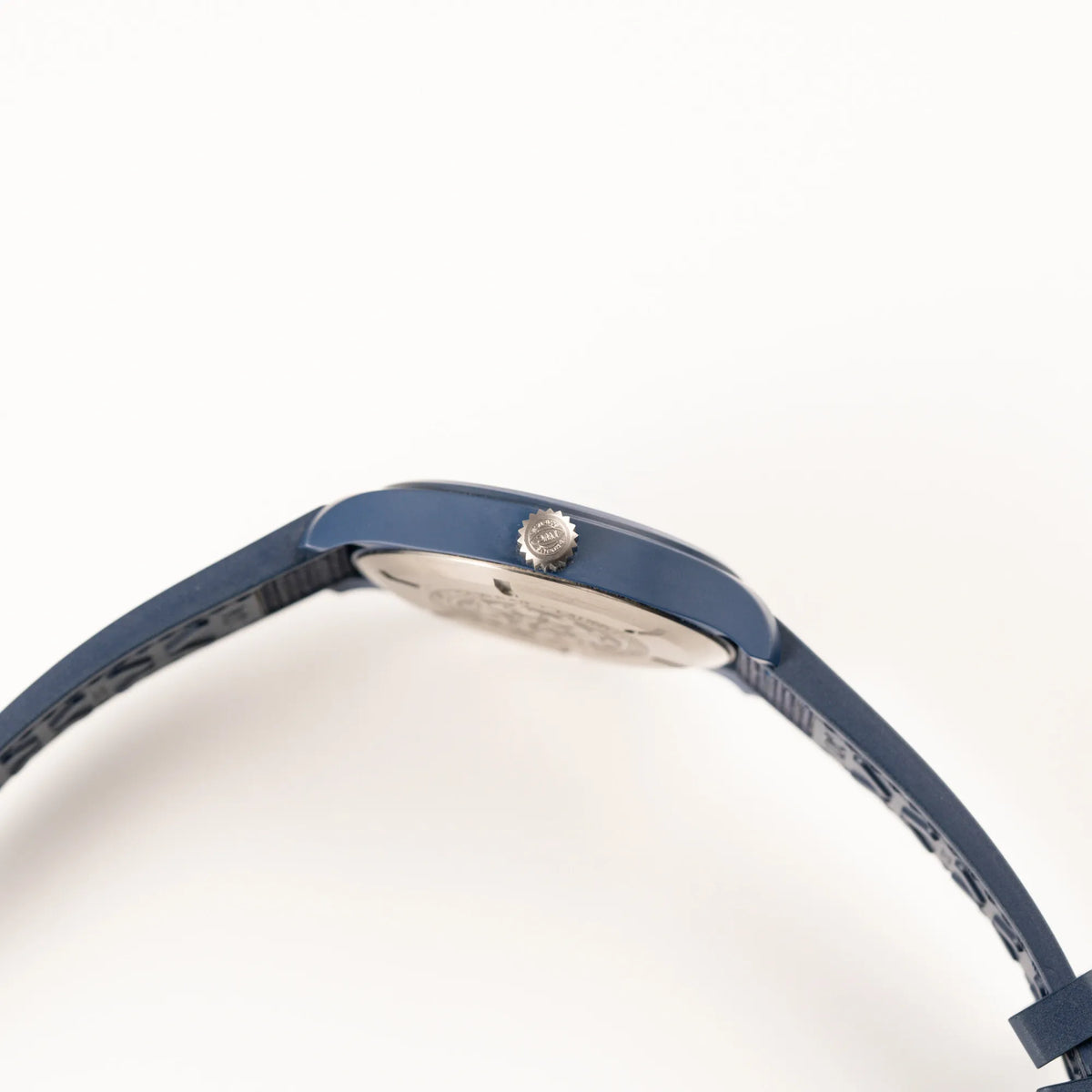 Seitliches Gehäuse der limitierten IWC Pilot's Watch IW328101 "Laureus Sport for Good" mit blauem Keramik-Gehäuse