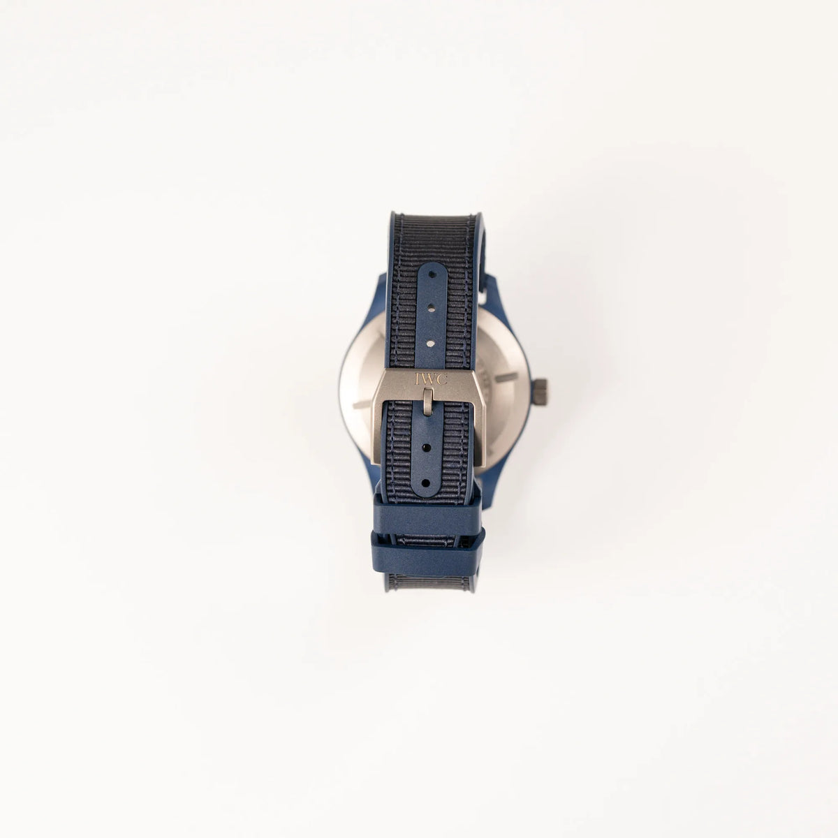 Blick auf das blaue Kautschukarmband mit Textilinlay und die IWC-Dornschliesse der limitierten IWC Pilot's Watch IW328101 "Laureus Sport for Good" mit blauem Keramik-Gehäuse