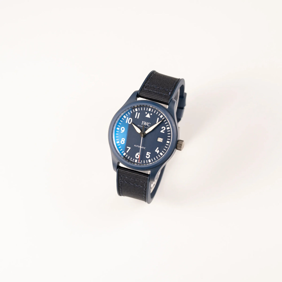 Leicht schräge Ansicht der limitierten IWC Pilot's Watch IW328101 "Laureus Sport for Good" mit blauem Keramik-Gehäuse