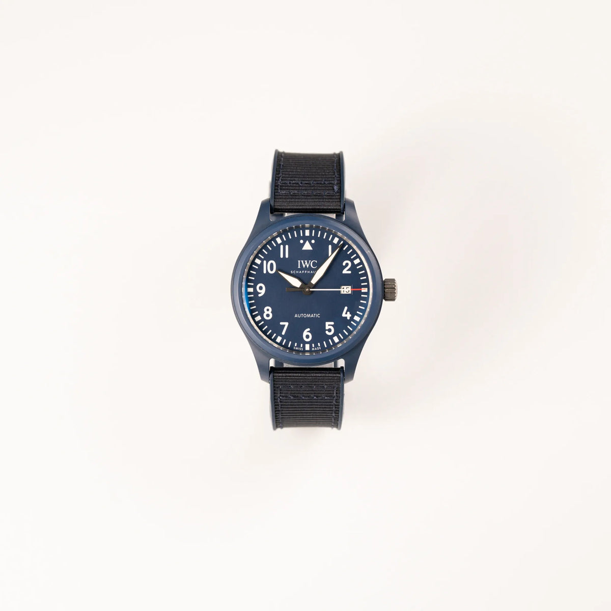 Frontale Ansicht der limitierten IWC Pilot's Watch IW328101 "Laureus Sport for Good" mit blauem Keramik-Gehäuse