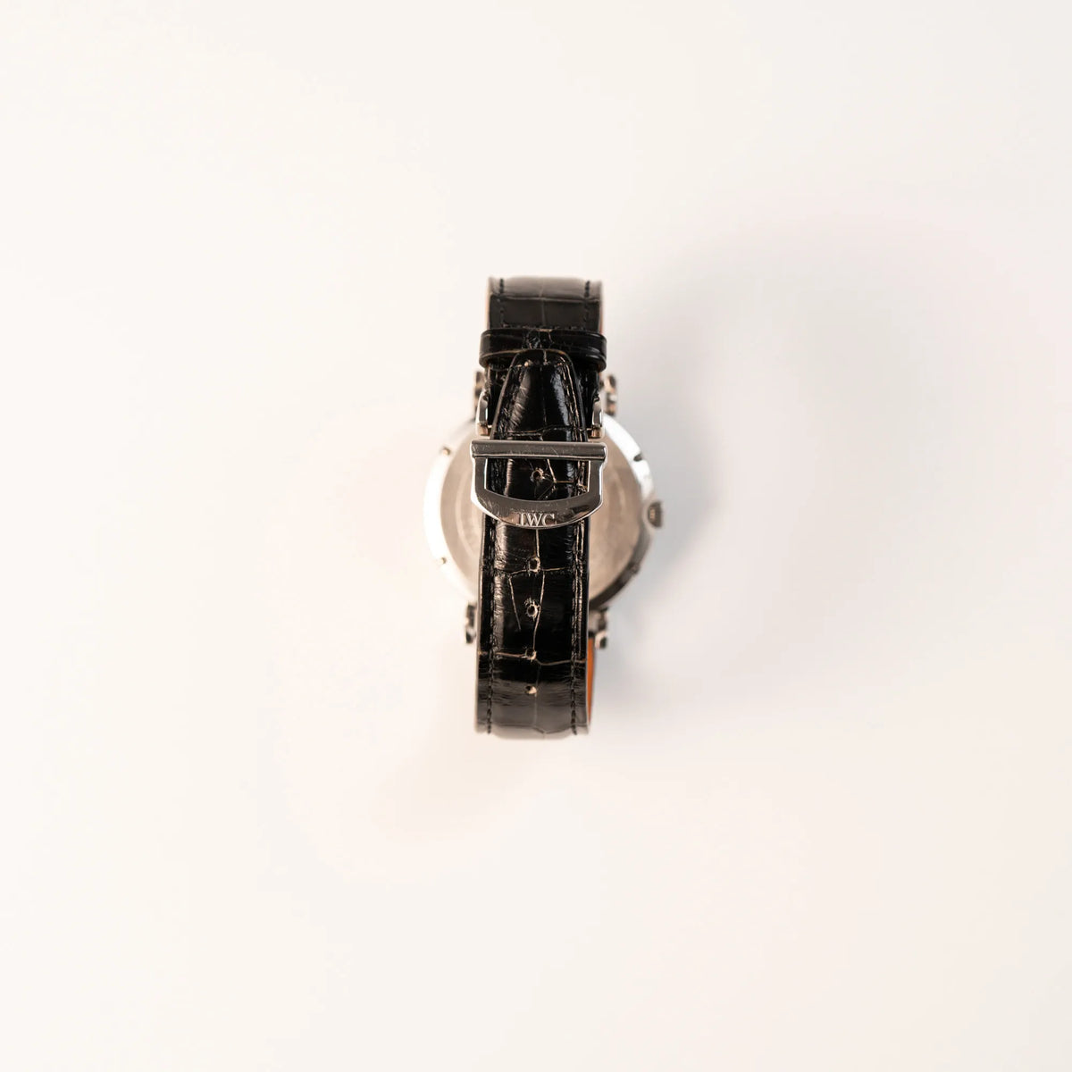 Blick auf die Rückseite der IWC Portofino Automatik IW356305 Armbanduhr mit minimalistischen, schwarzem Zifferblatt mit Stichindizes zeigt das schwarze Lederband mit originaler IWC-Schliesse