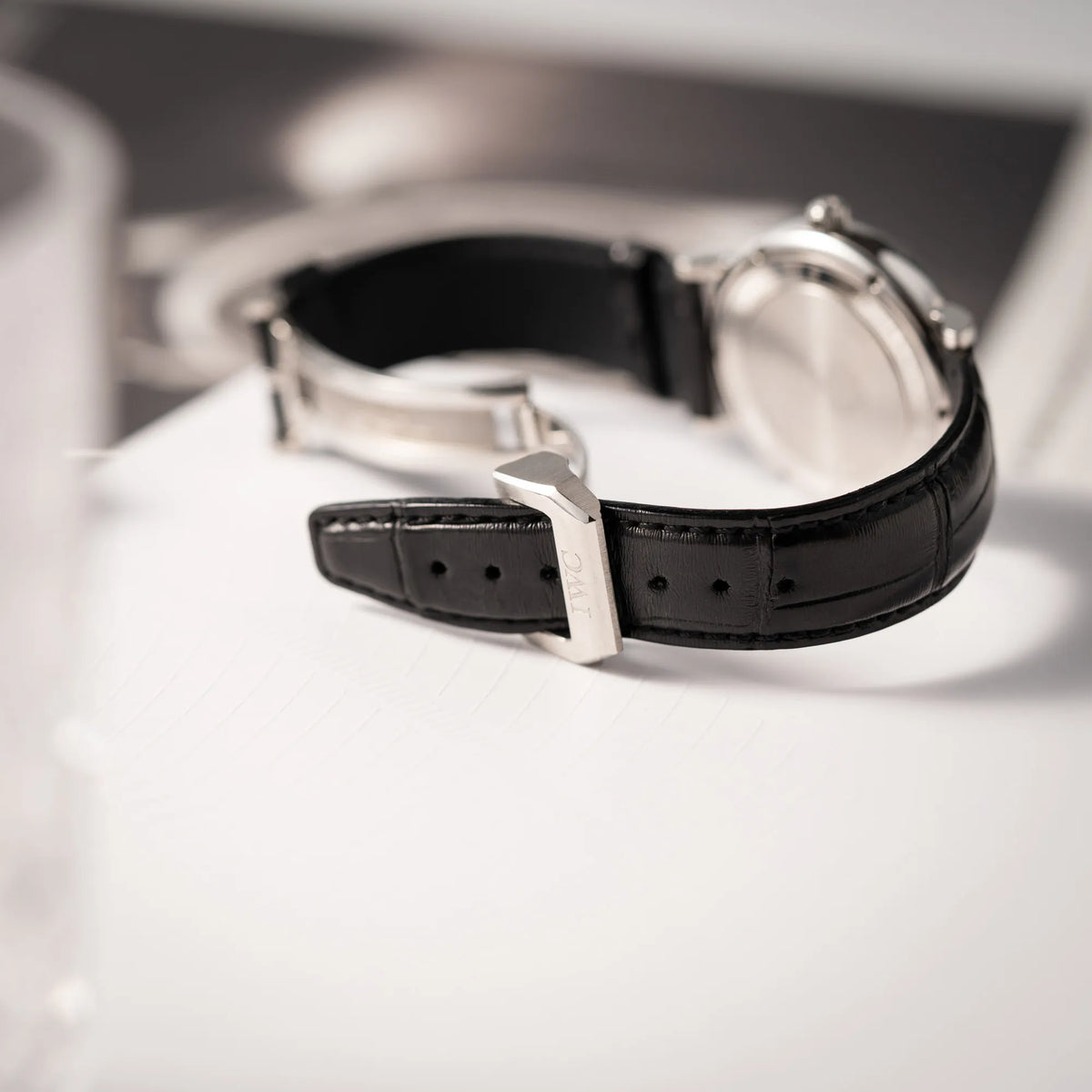 Geöffnete Faltschliesse der IWC Portofino 40 Automatik Armbanduhr mit schwarzem Zifferblatt am schwarzen Lederband