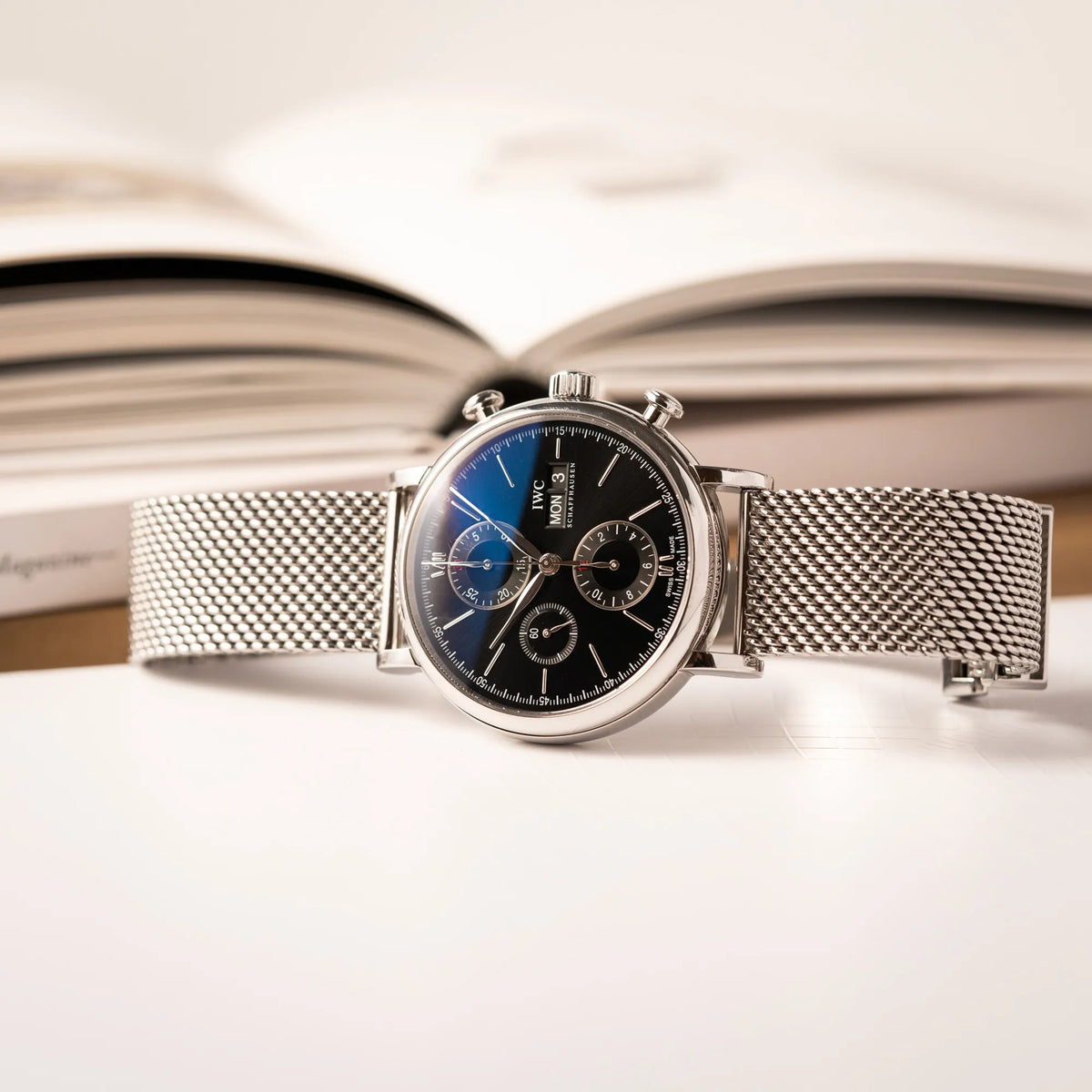 Produktfotografie als Titelbild von dem IWC Portofino Chronograph der Referenz IW391002 mit schwarzem Zifferblatt an einem Mesh-Armband