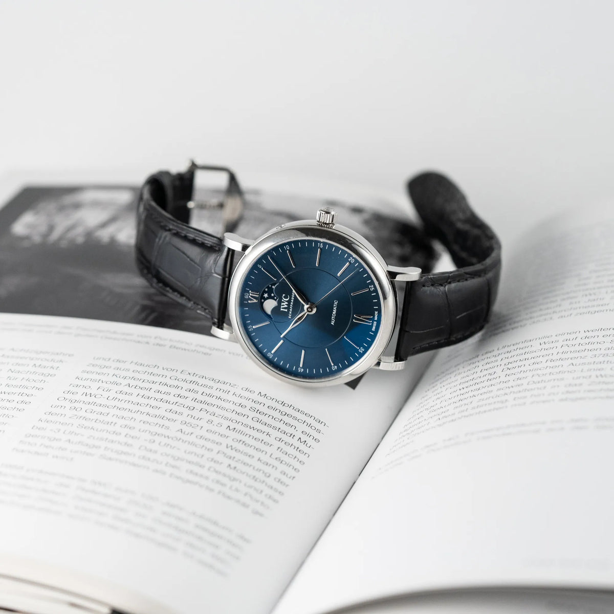 Produktfotografie der IWC Portofino Automatik Mondphase mit blauem Zifferblatt