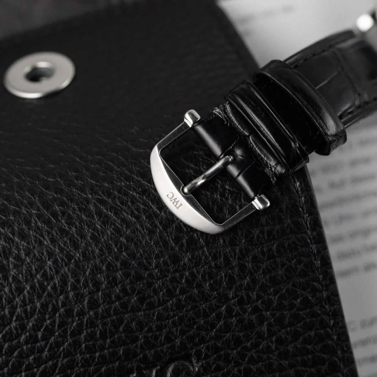 Detailaufnahme der Dornschliesse der IWC Portofino Automatik Mondphase mit blauem Zifferblatt