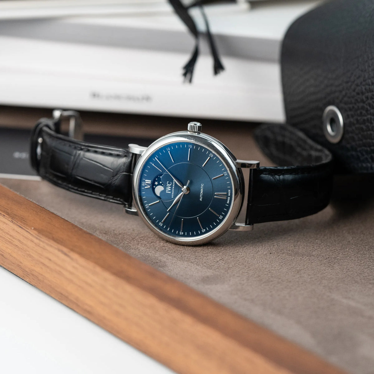 Produktfotografie der IWC Portofino Automatik Mondphase mit blauem Zifferblatt